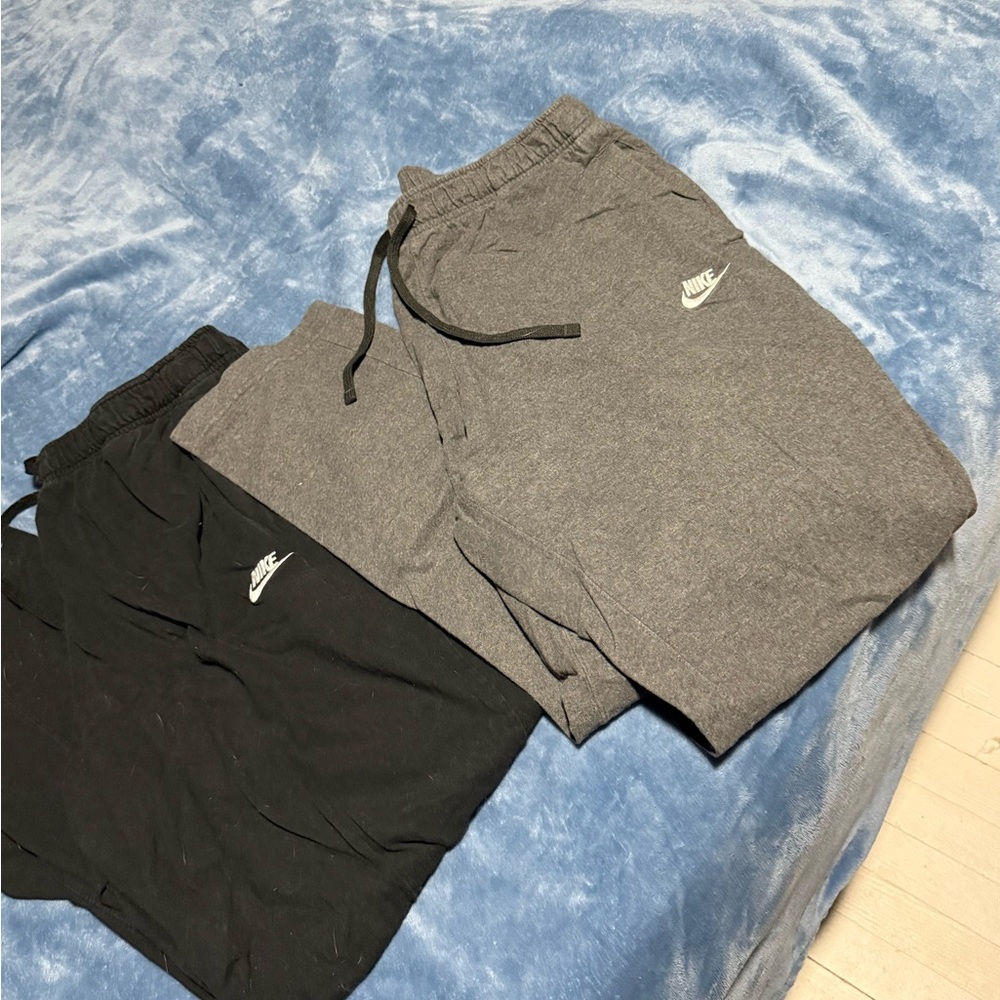 Two pairs f men’s xxl sweatpantss